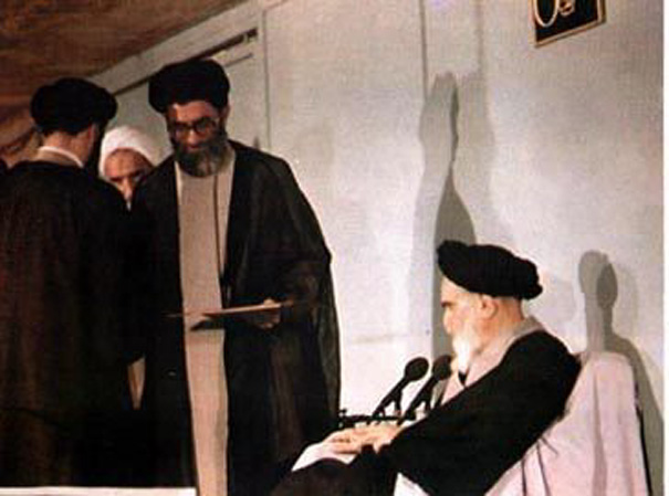Jagora Imam Khamene'i - Yayin Da Yake Takarda Kama Aikin Shugabancin Kasa A Wajen Imam (r.a)